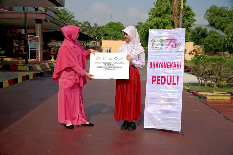 Semangat Sumpah Pemuda, SPN Polda Jatim dan Bhayangkari Beri Apresiasi Pelajar Berprestasi